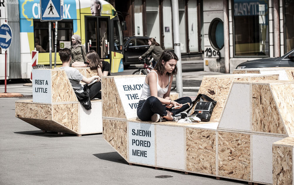 Sitzbank in Verwendung von junger Studentin