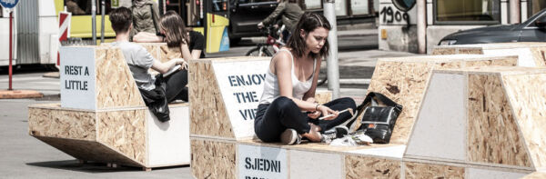 Sitzbank in Verwendung von junger Studentin