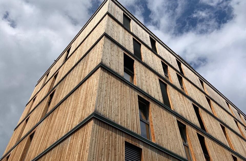 Blick auf die Holz-Außenfassade der Mineroom in Leoben